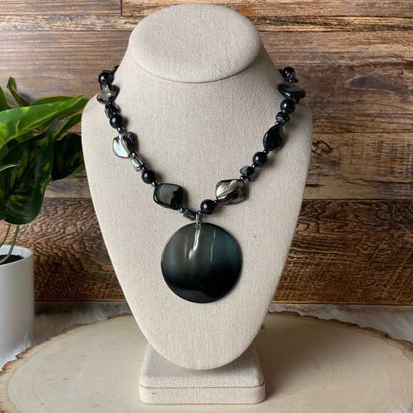 Jewelry - Obsidian Shelled Necklace